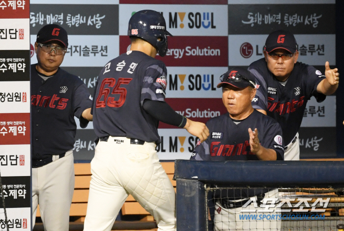 '가을야구 끝까지 간다' 연장 접전 끝 경기 마무리 지은 김원중...활짝…