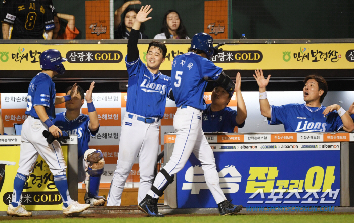 '형 한국시리즈 가는 거야?' 타격감 폭발한 구자욱에게 애정공세 퍼부은 …