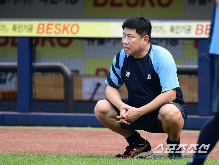 롯데 날벼락! "손성빈 손목부상→타격불가" 김태형 감독 주름살 늘겠네…안…