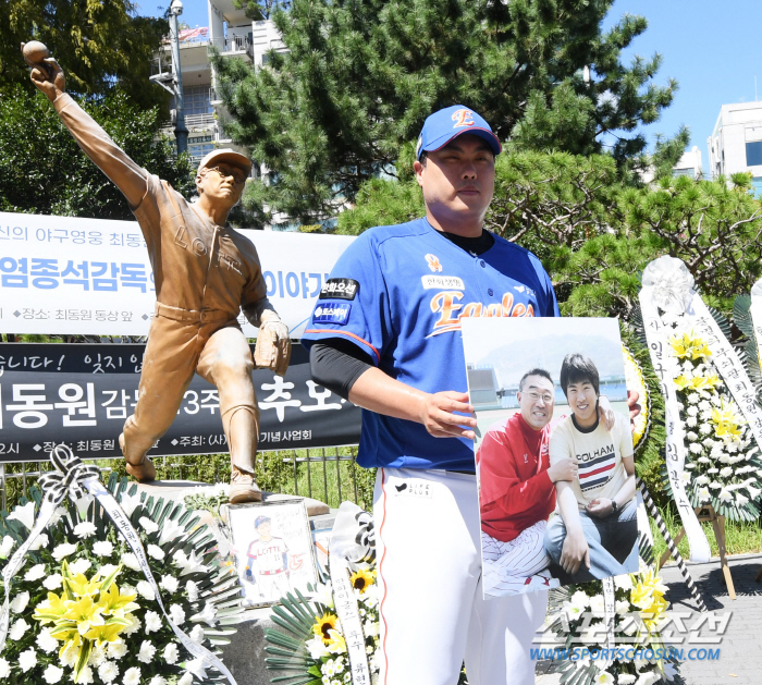 [포토] 류현진 '그리운 최동원 감독님'