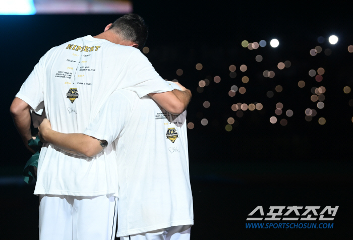 '우리의 만남은 운명' 아쉬운 이별에 눈물 펑펑 쏟은 니퍼트와 양의지, …