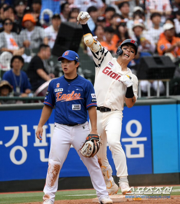 롯데 가을야구 희망 활활! '황성빈 4출루→고승민+윤동희 10타점 합작→9득점 빅이닝 뒤집기쇼' 사제대결 위닝