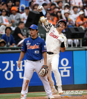 롯데 가을야구 희망 활활! '황성빈 4출루→고승민 윤동희 10타점 합작→9득점 빅이닝 뒤집기쇼' 사제대결 위닝