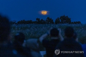 [내일날씨] 구름 사이 한가위 보름달 빼꼼…한낮 체감온도 35도 폭염