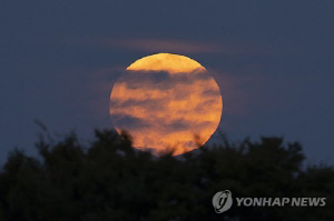 [날씨] 구름 사이 추석 보름달 '빼꼼'…늦더위 속 곳곳 소나기