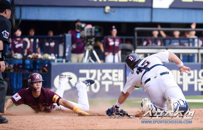 '날아간 세이브' 그래도 변함없는 신인왕 1순위 김택연, 동료 수비 실책…