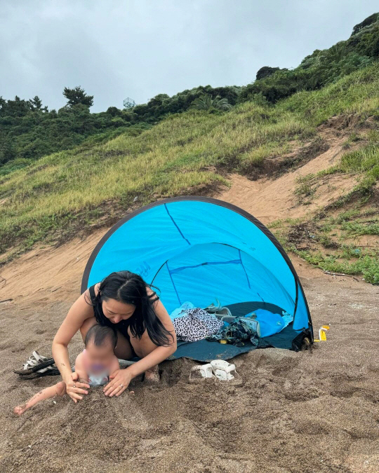 윤진서, 생후 8개월 딸과 서핑 도전하나...여유 넘치는 제주살이