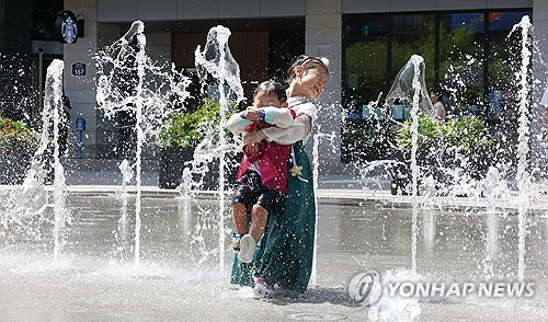 [내일날씨] 철 모르는 '가을 폭염' 막바지…곳곳 비나 소나기