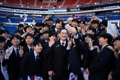 추석에 유럽 찾은 이재용 "대학 안가도 기술인 존중받도록 지원"