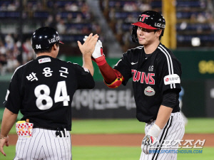 '번트 실패 후 강공 전환이 결승타로...' 해결사가 된 출루왕의 팀퍼스트 