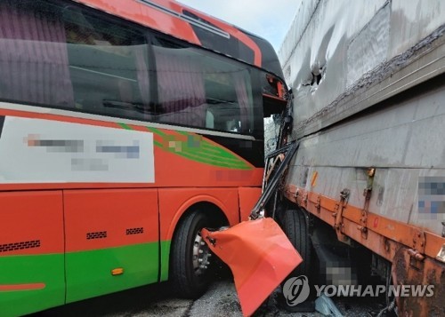 통근버스 운전자가 숙취 운전하다 화물차 '쾅'…10명 병원 이송