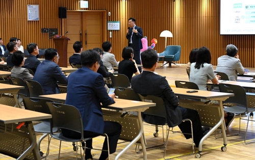 [동정] 오세훈, '인공지능시대 미래교육 방향' 아침특강 참석