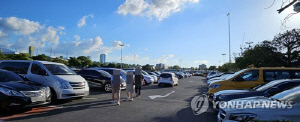 추석연휴 제주공항 주차장 무료 개방에 '주차대란 뺑뺑이'