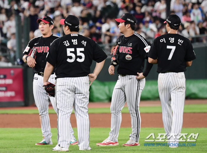 '실책 유발자' LG 오지환, 사직구장 분위기 바꾼 힘찬 질주. 롯데 연…