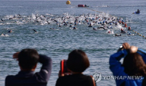 tvN 예능 무쇠소녀단 참가 '관심'…삼척서 철인3종대회 열려