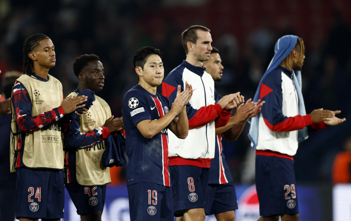 PSG 감독 "이강인은 매우 특별, 그가 있어 기쁘다" (벤치에 앉히며)