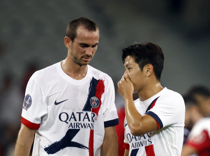 PSG 감독 "이강인은 매우 특별, 그가 있어 기쁘다" (벤치에 앉히며)