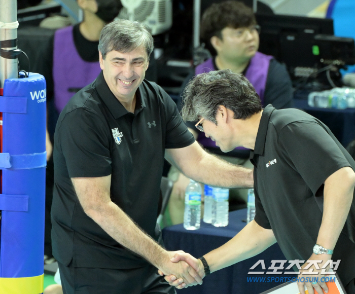 '레오 매치' 현대캐피탈이 웃었다...컵대회 개막전, OK저축은행에 '셧…