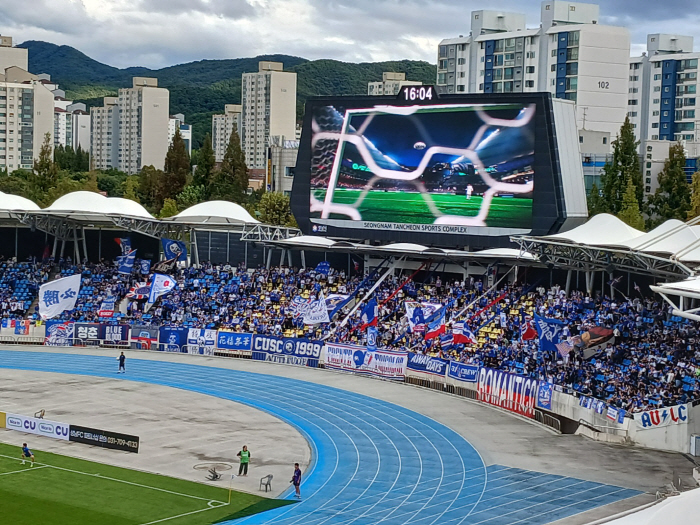 [현장리포트]'폭염 물러나니 축구열기가 덮쳤다' 탄천운동장이 후끈 달아오…