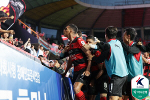 [현장리뷰]'드디어 이겼다' 포항, '조르지 극장골'로 강원 2-1로 꺾고 6연패 탈출 상스 확정 '겹경사'