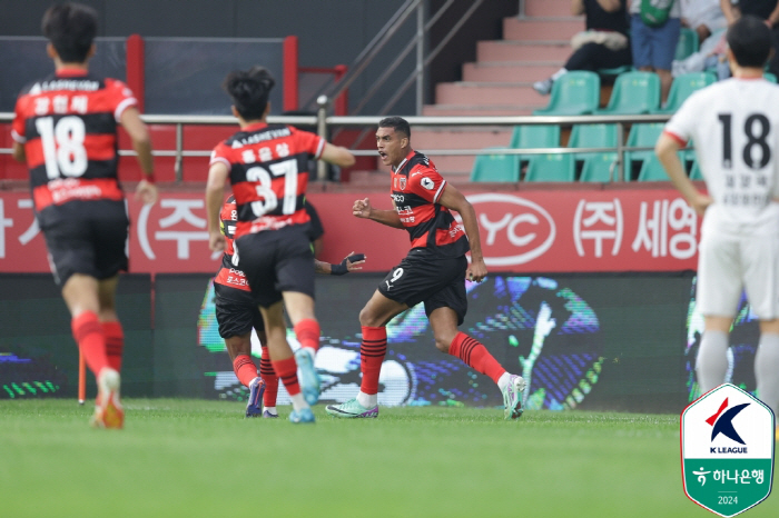 [현장리뷰]'드디어 이겼다' 포항, '조르지 극장골'로 강원 2-1로 꺾…