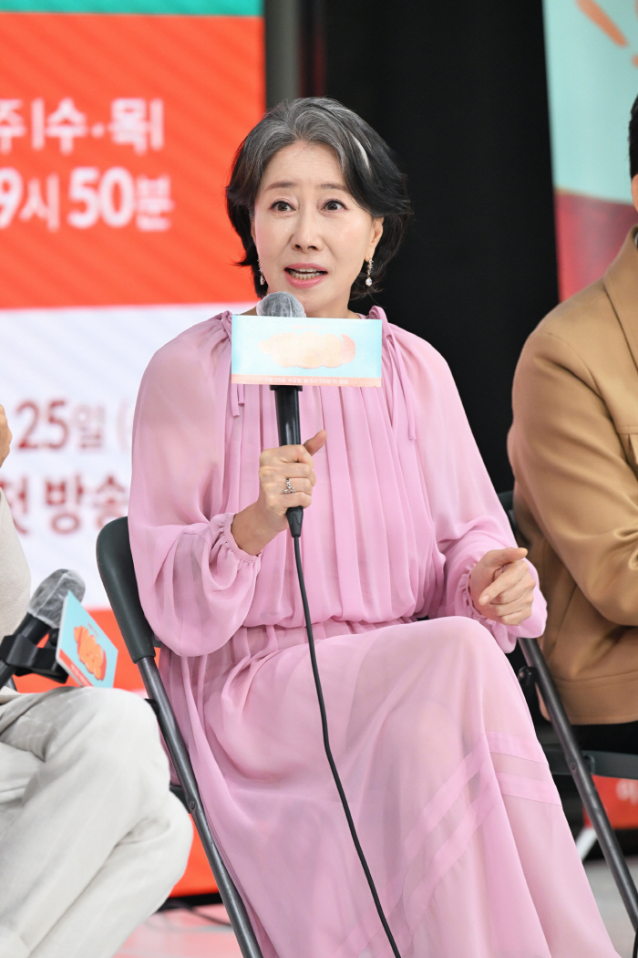 '여든' 이순재가 '건강이상설' 극복하며 완성한 '개소리', 사상 최초 …