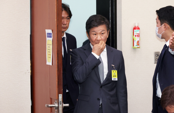 [문체위 속보] "회장님 버티면 한국축구 더 절단 난다" 김승수 위원, …