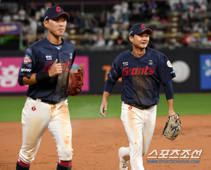 3루수 글러브 맞고 '병살'→투수 다이빙캐치 '삼중살'. 수원에 무슨 일…