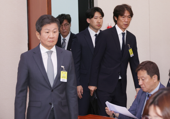 "왜 홍명보가 욕을 먹는 거야?" '스포츠 인사'의 특수성, 국민정서와 …