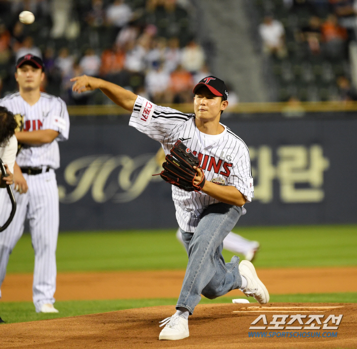 [포토] LG 1차지명 김영우 '힘찬 시구'