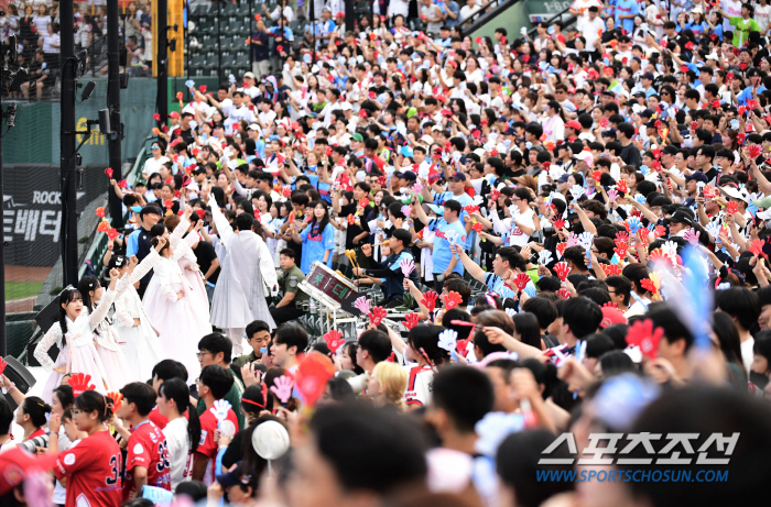 '이제 야구 더 못본다.' 순위 결정났는데 평일 매진사례라니... 비수기…