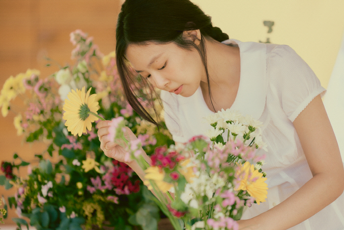 '실내흡연' 제니, 다 내려놓고 떠났다...'월드스타' 벗고 되찾은 평화…