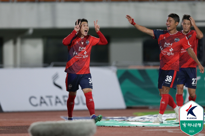 [현장리뷰]'이동준 부상→이동경 쐐기골' 김천 상무, 광주 2-0 잡고 …