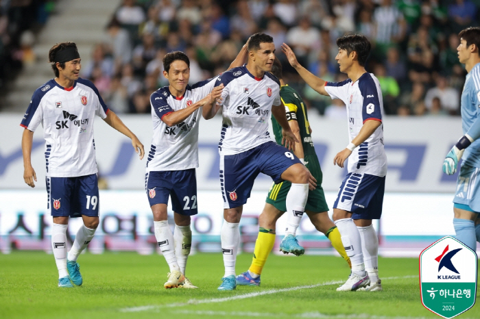 [현장리뷰]'이동준 부상→이동경 쐐기골' 김천 상무, 광주 2-0 잡고 …