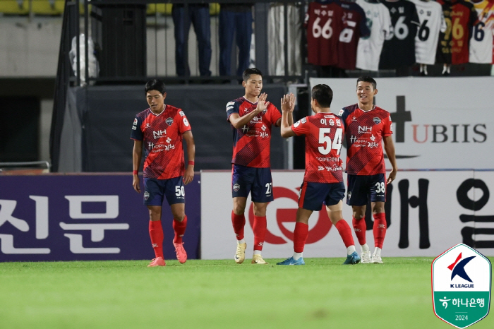 [현장리뷰]'이동준 부상→이동경 쐐기골' 김천 상무, 광주 2-0 잡고 …