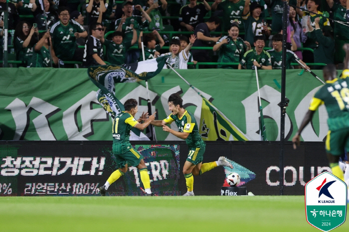 [현장리뷰]'이동준 부상→이동경 쐐기골' 김천 상무, 광주 2-0 잡고 …