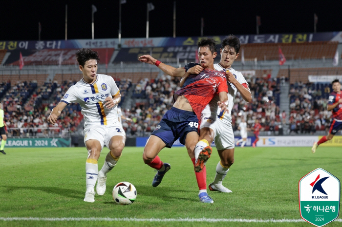 [현장리뷰]'이동준 부상→이동경 쐐기골' 김천 상무, 광주 2-0 잡고 …