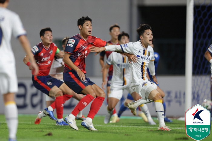 [현장리뷰]'이동준 부상→이동경 쐐기골' 김천 상무, 광주 2-0 잡고 …