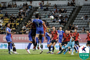 [K리그2 리뷰] 선제골 분위기 못살린 경남, 김현 헤더동점골 수원 1-1 무승부