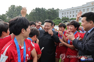 김정은, U-20 우승 여자축구팀 만나 '엄지척'…