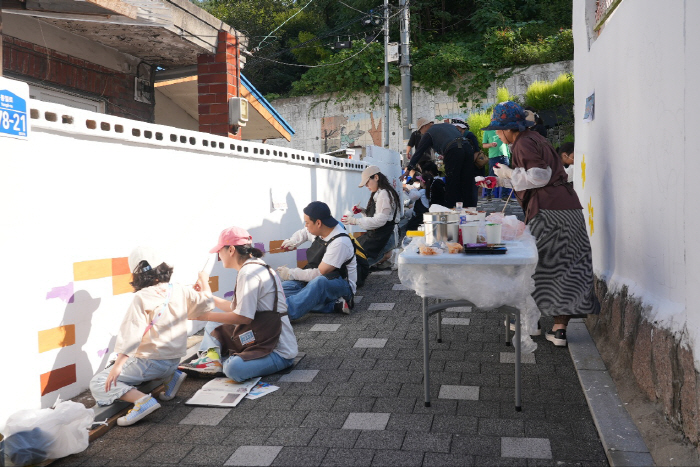 한국투자증권, 녹번산골마을서 '행복나눔 벽화그리기' 봉사활동 진행