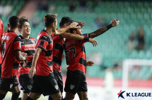 [ACLE 현장리뷰] 포항, '中 최강' 상하이 포트 잡았다! → 박태하 용병술 완벽 적중 3-0 대승