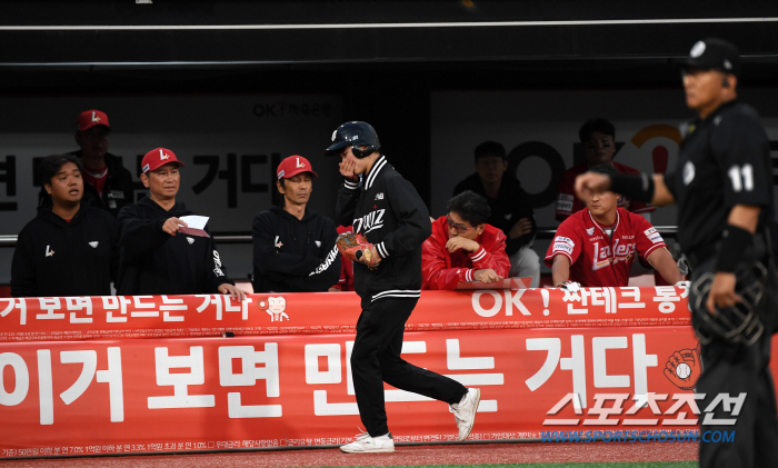 [포토] 파울 타구에 맞고 교체되는 KT 볼보이