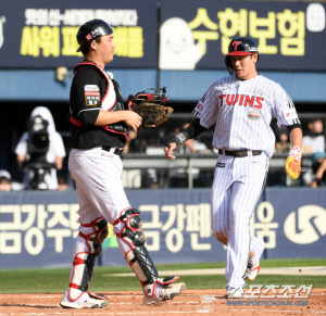 포수 장성우 '황당 중전 적시타'...그런데 떠먹여줘도 먹지 못한 LG [준PO1 승부처]