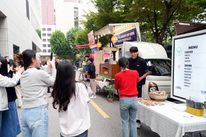 "커피 쏩니다"KCC 선수단의 훈훈한 '커피차 보은'…모기업 KCC 임직…