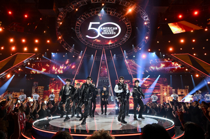 스트레이 키즈, 美 'AMAs' 50주년 기념 퍼포머…머라이어 캐리와 어…