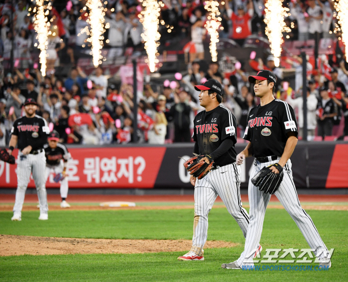 무사 만루와 1사 2, 3루는 하늘과 땅 차이...'번트 수비' 문보경,…