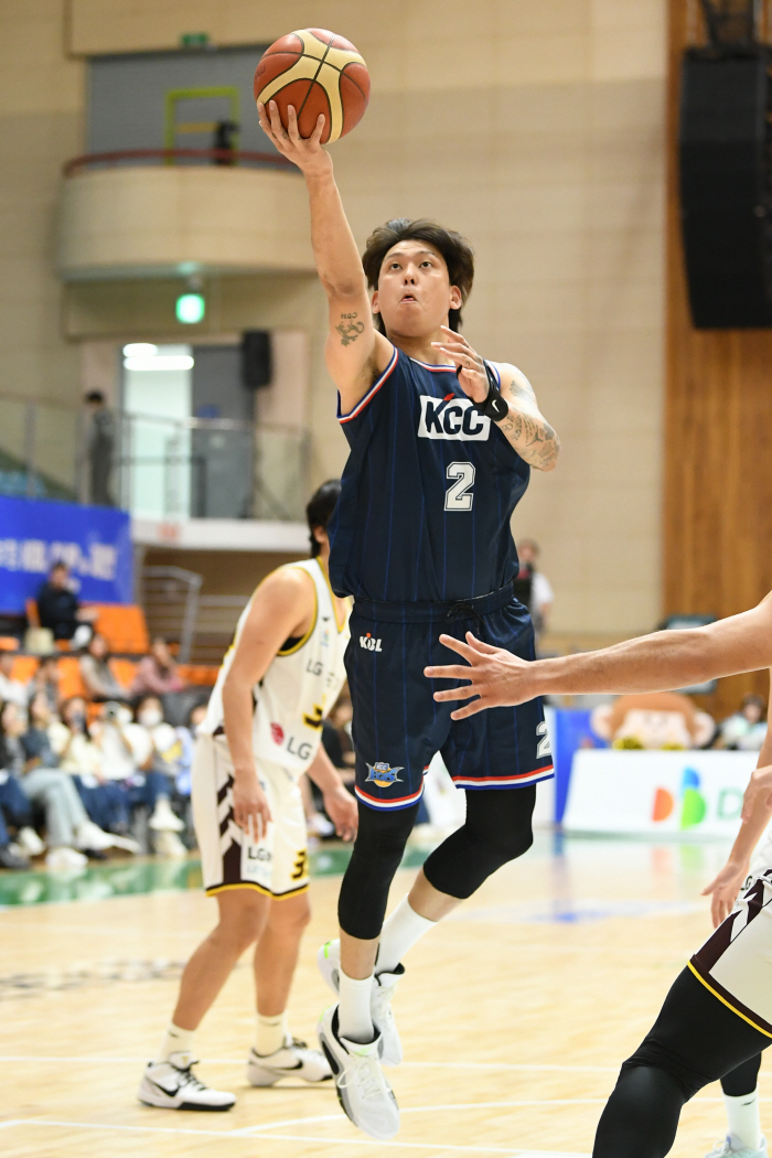 [KBL 컵대회] 슈퍼팀 KCC 자존심 지켰다! 92-88로 LG 꺾고 …