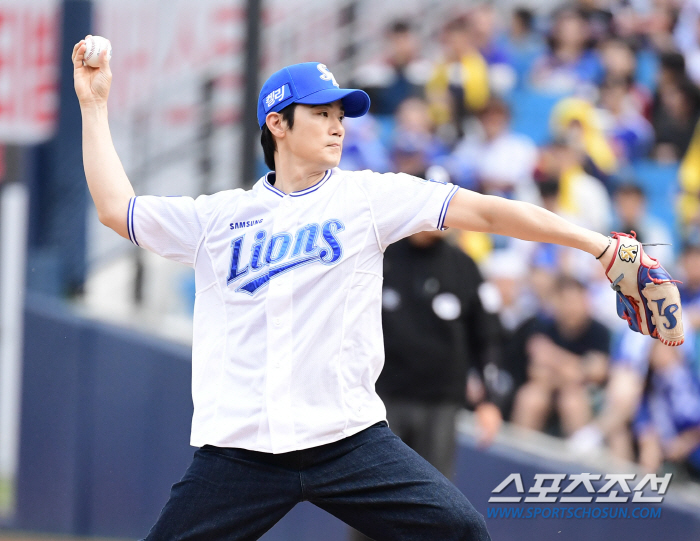 [포토] 김강우 '라이온즈 승리를 위하여'