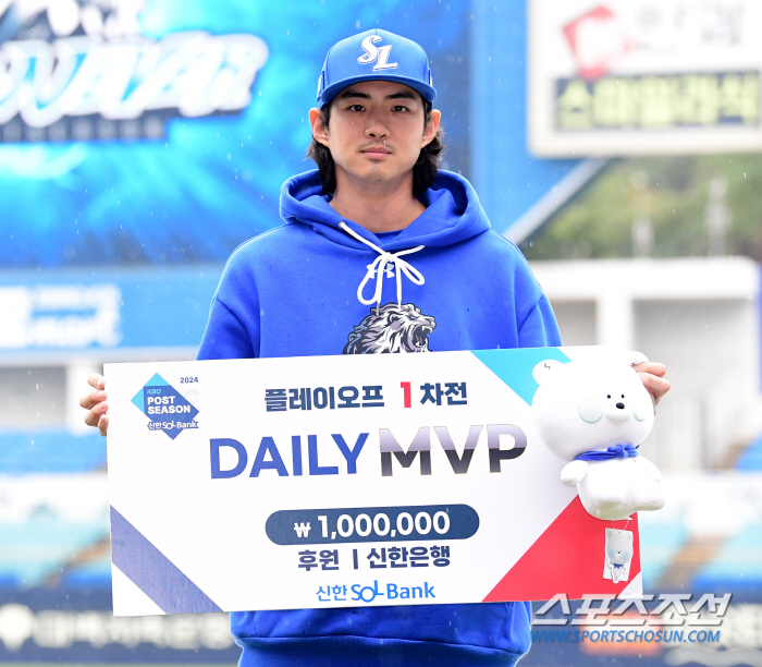 [포토] 구자욱, 플레이오프 1차전 데일리 MVP